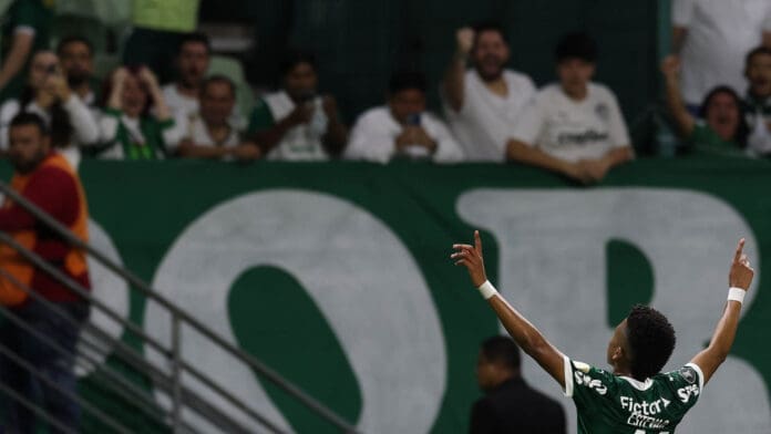 estevao comemora Estevão se despede do Palmeiras com goleada