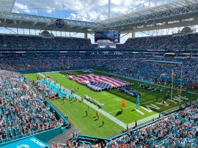 hard rock stadium em miami Estádio Hard Rock, com sol intenso